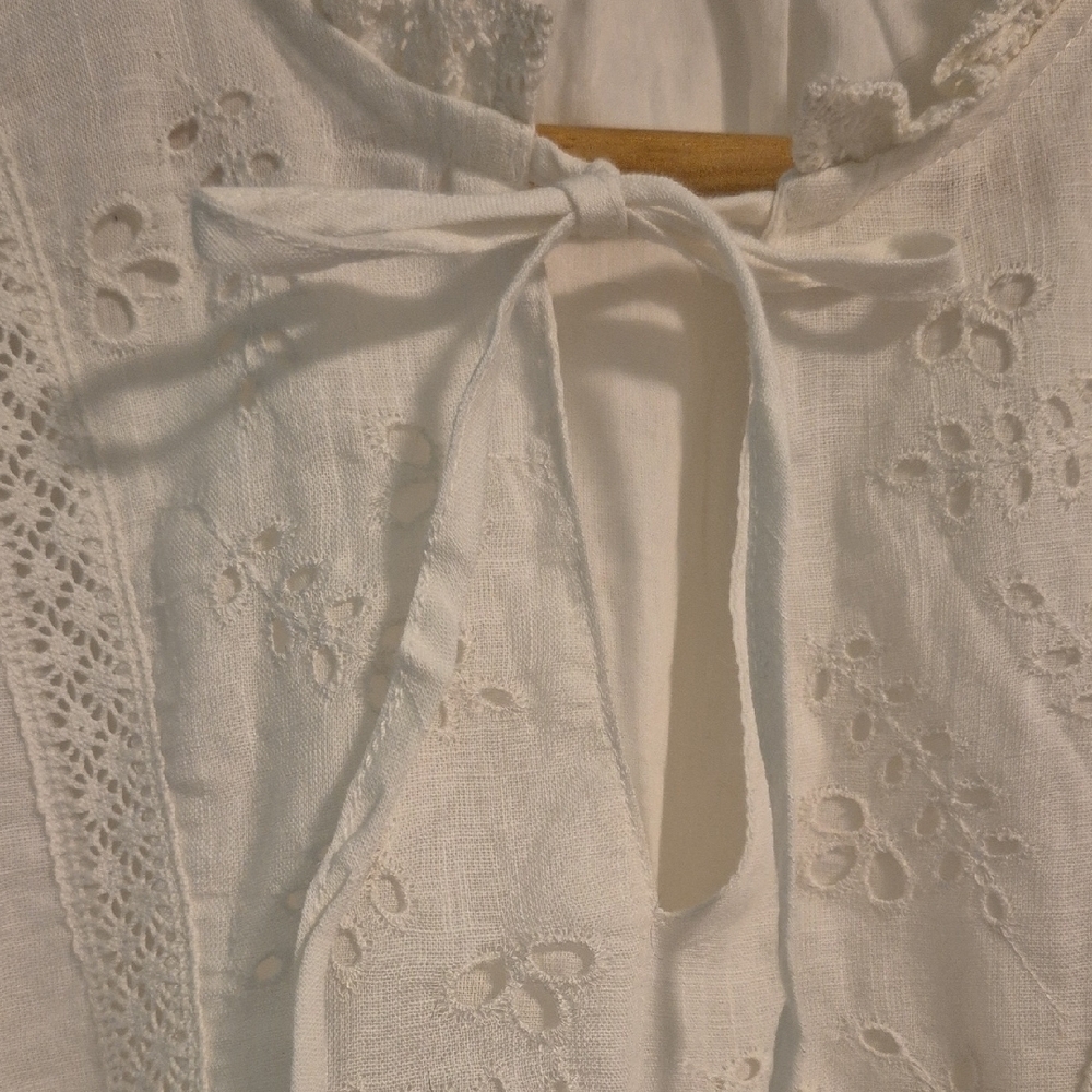 Chic White Ruffled Blouse - Picture 4 of 5